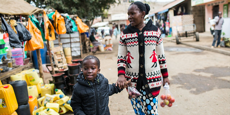 Ndinda mit ihrer Mutter auf dem Markt